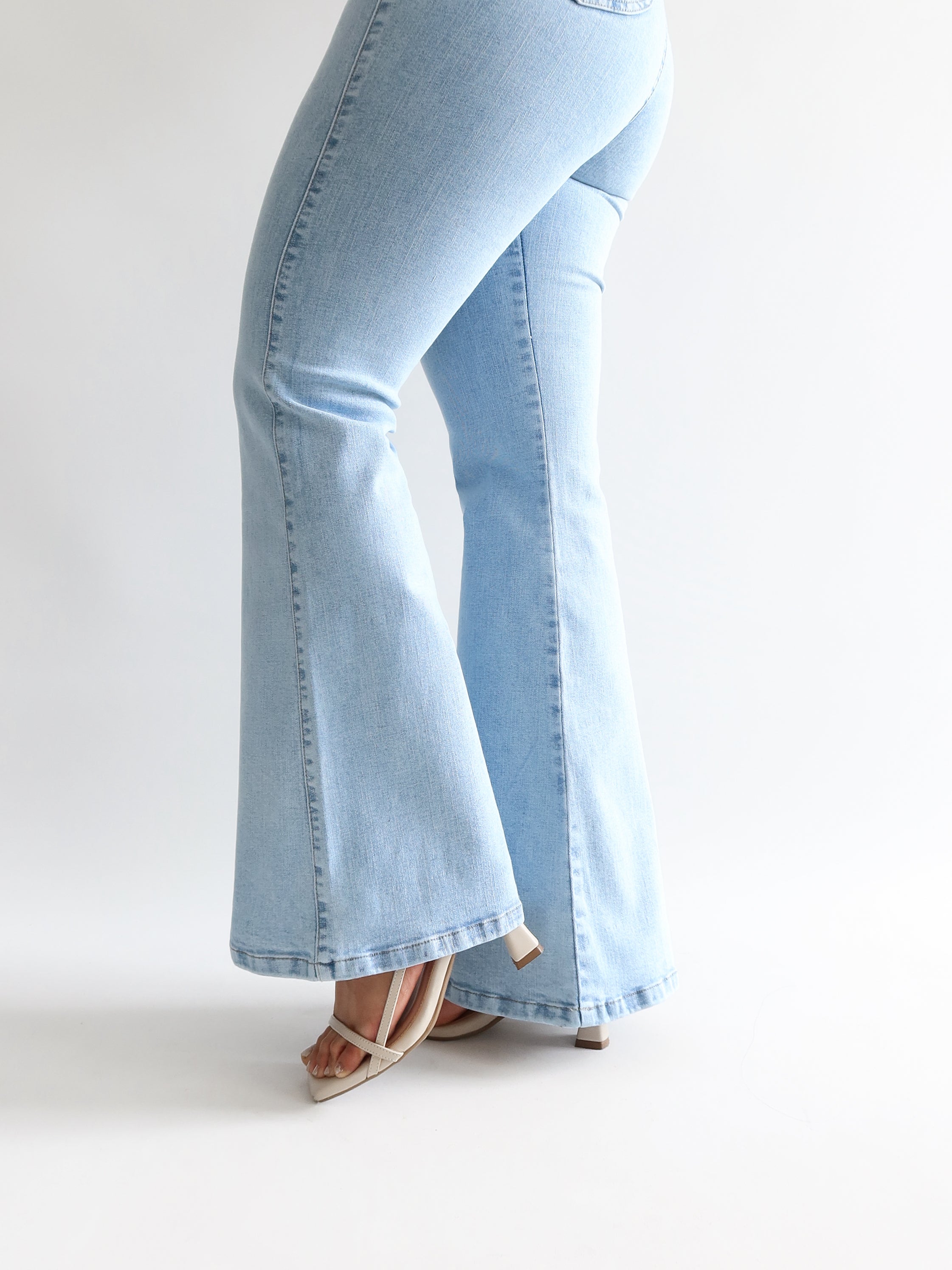 Flare jeans regular azul hielo
