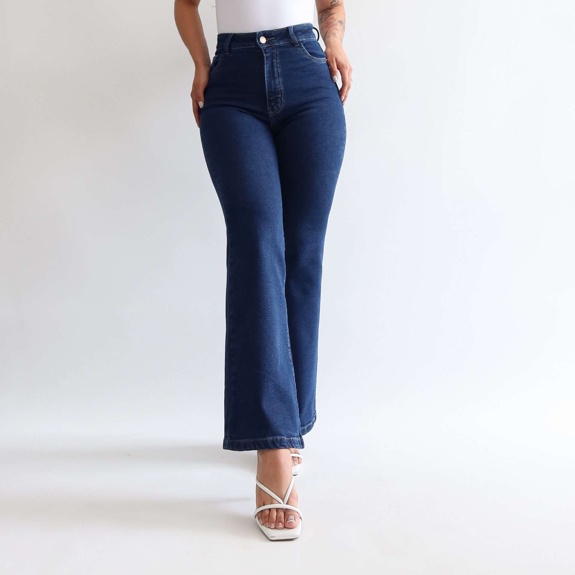 Mini bootcut jeans clasico azul oscuro.