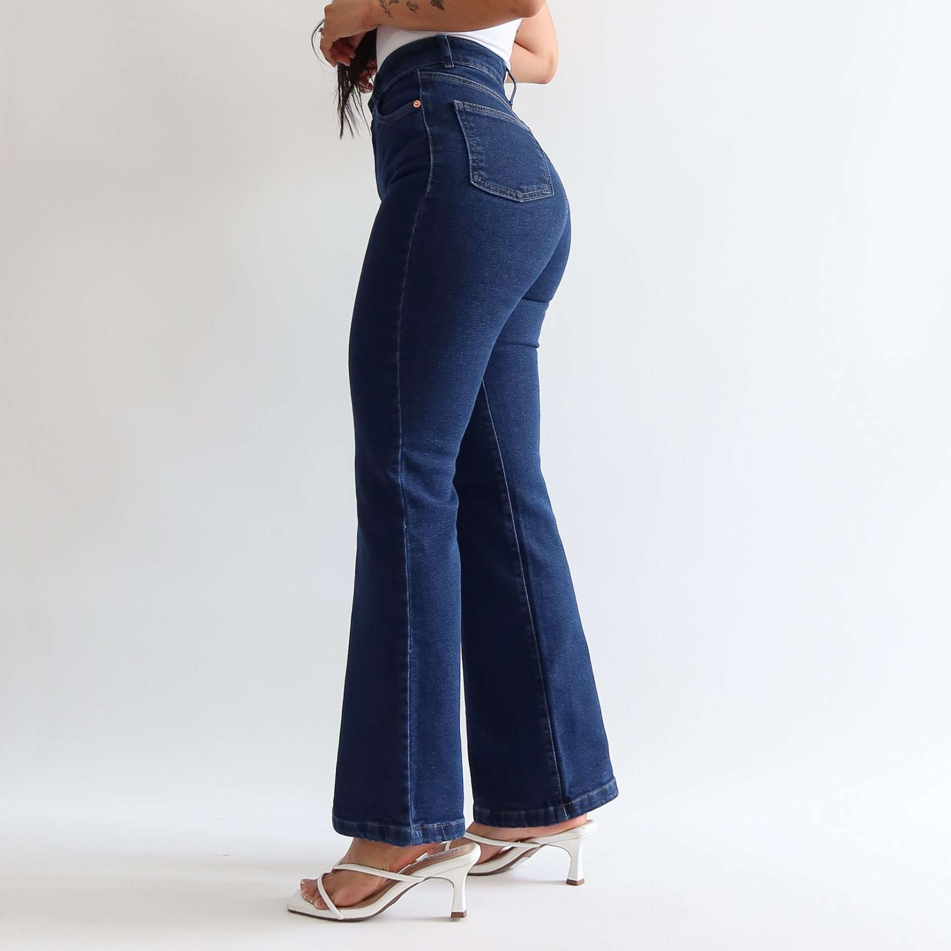 Mini bootcut jeans clasico azul oscuro.