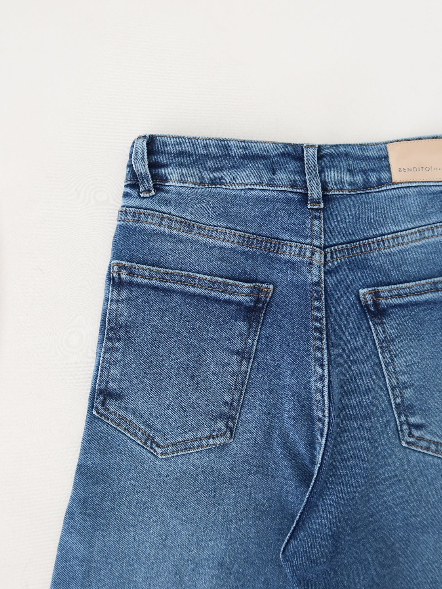 Mini bootcut jeans clásico bigotes azul medio