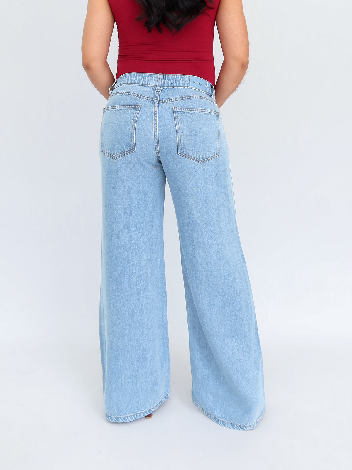 Wide leg jeans liviano regular tiro bajo y elástico azul claro