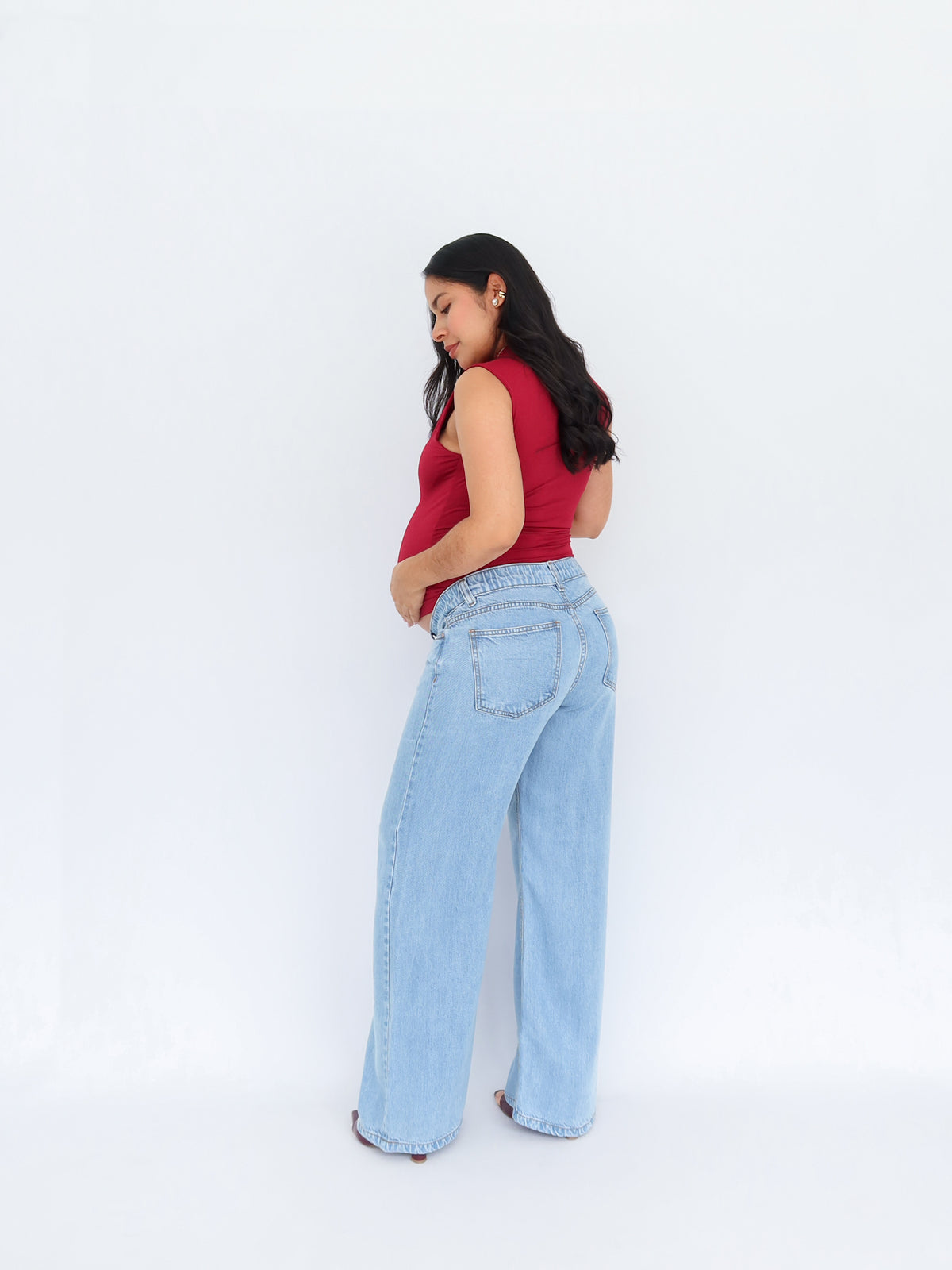 Wide leg jeans liviano regular tiro bajo y elástico azul claro
