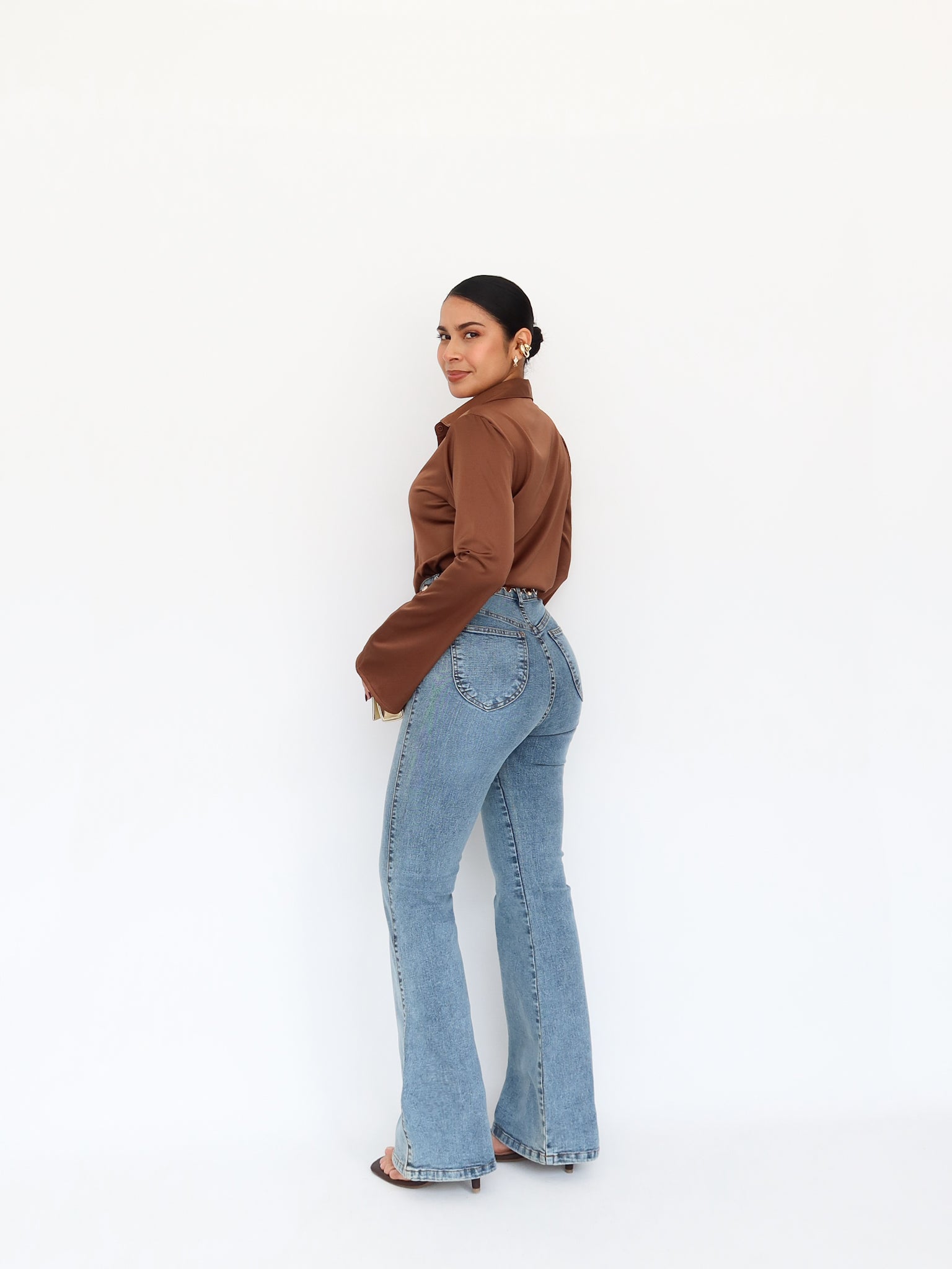 Camisa satinada manga campana café