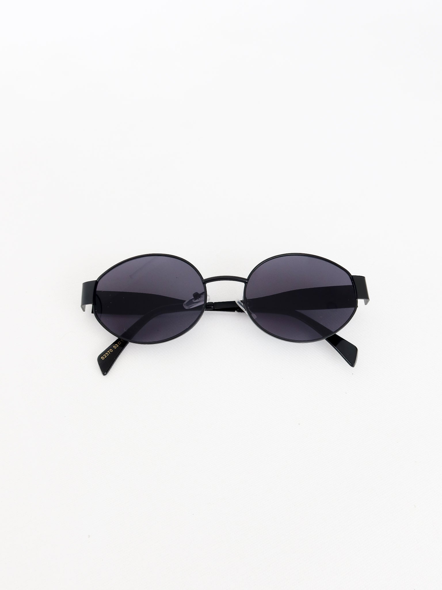 Gafas de sol ovaladas armazón negro