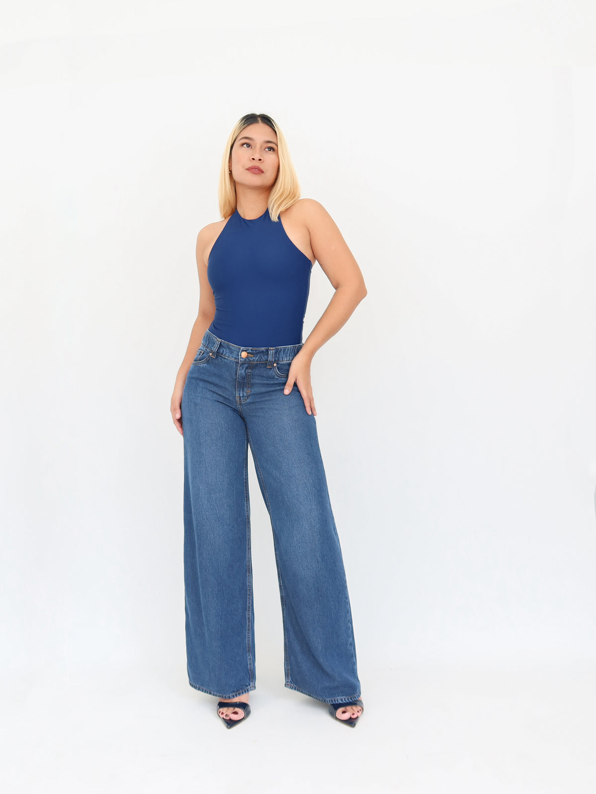 Wide leg jeans liviano regular tiro bajo y elástico azul