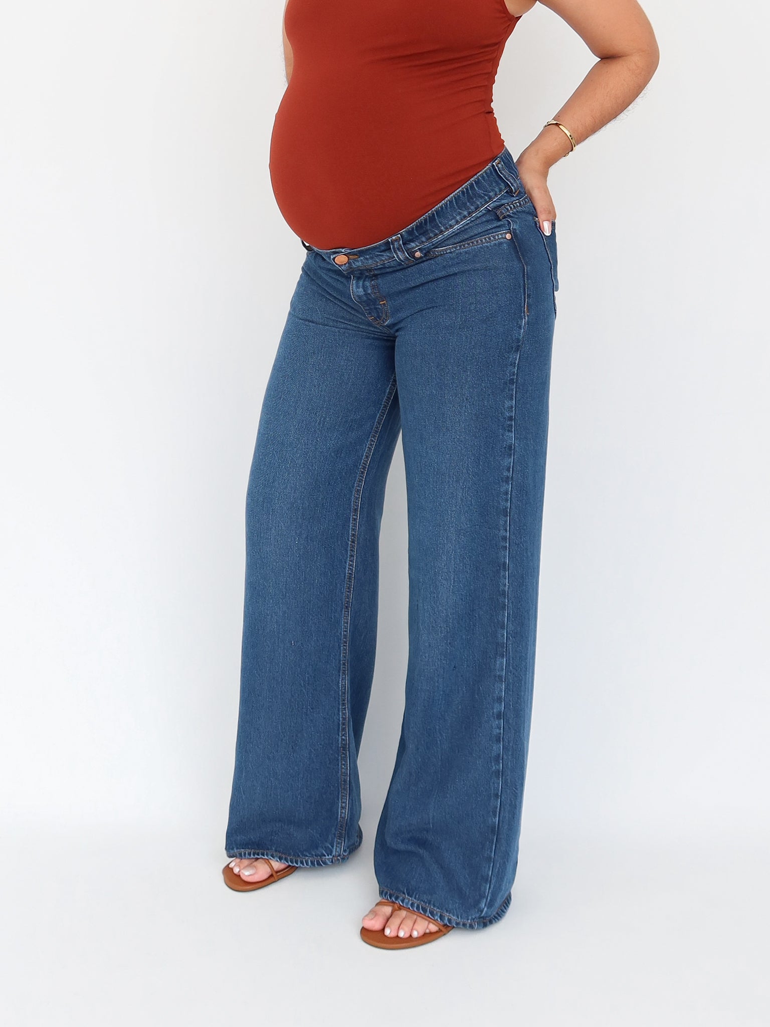 Wide leg jeans liviano regular tiro bajo y elástico azul