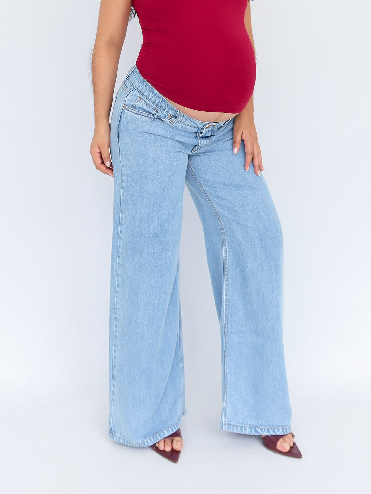 Wide leg jeans liviano regular tiro bajo y elástico azul claro