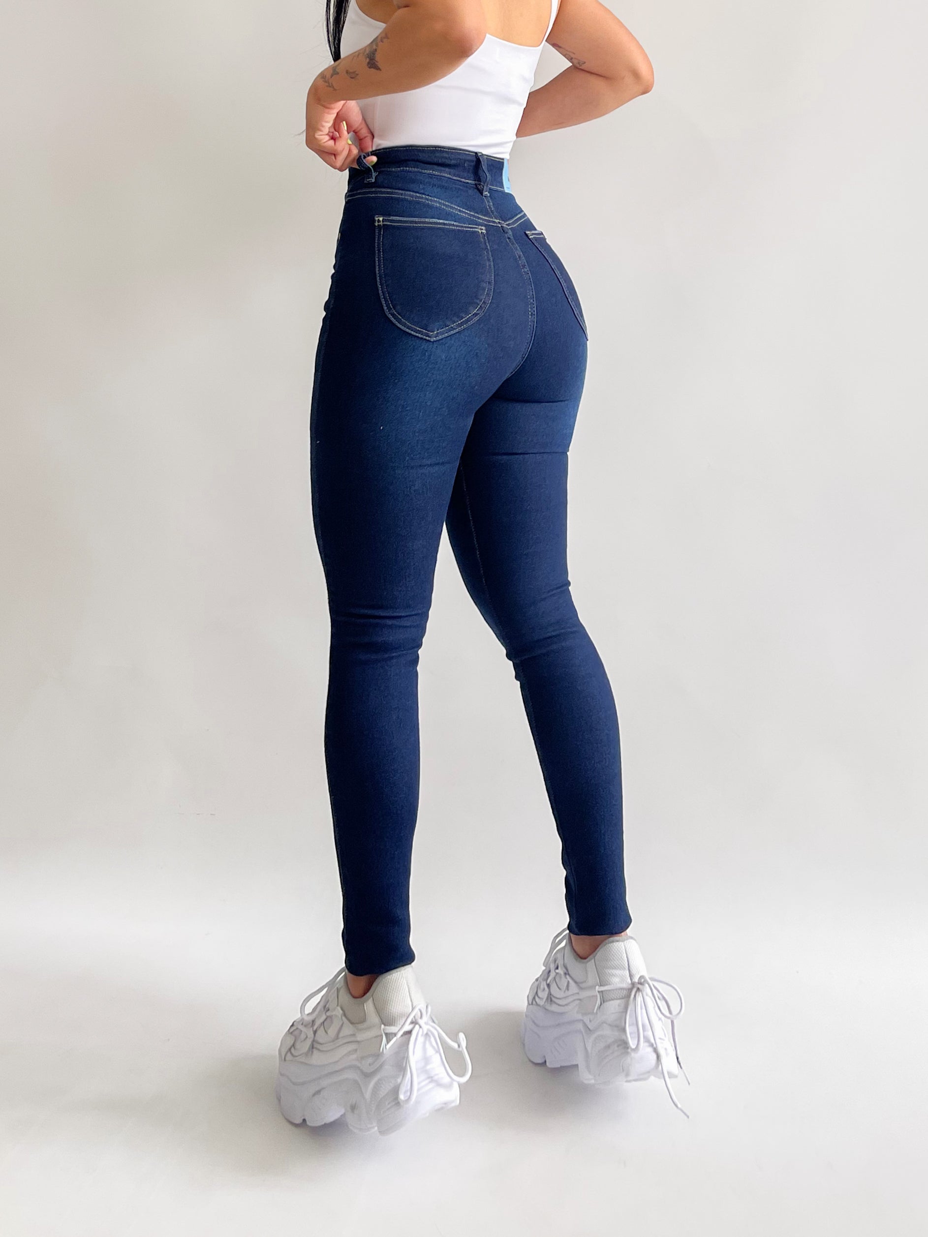 Skinny jeans clasico bigotes azul oscuro