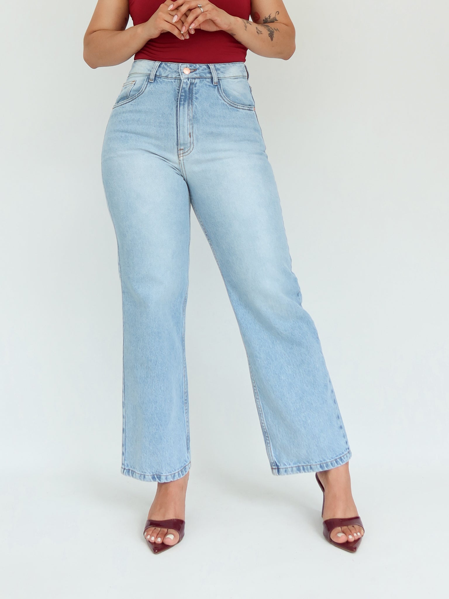 Mini mom straight jeans azul hielo