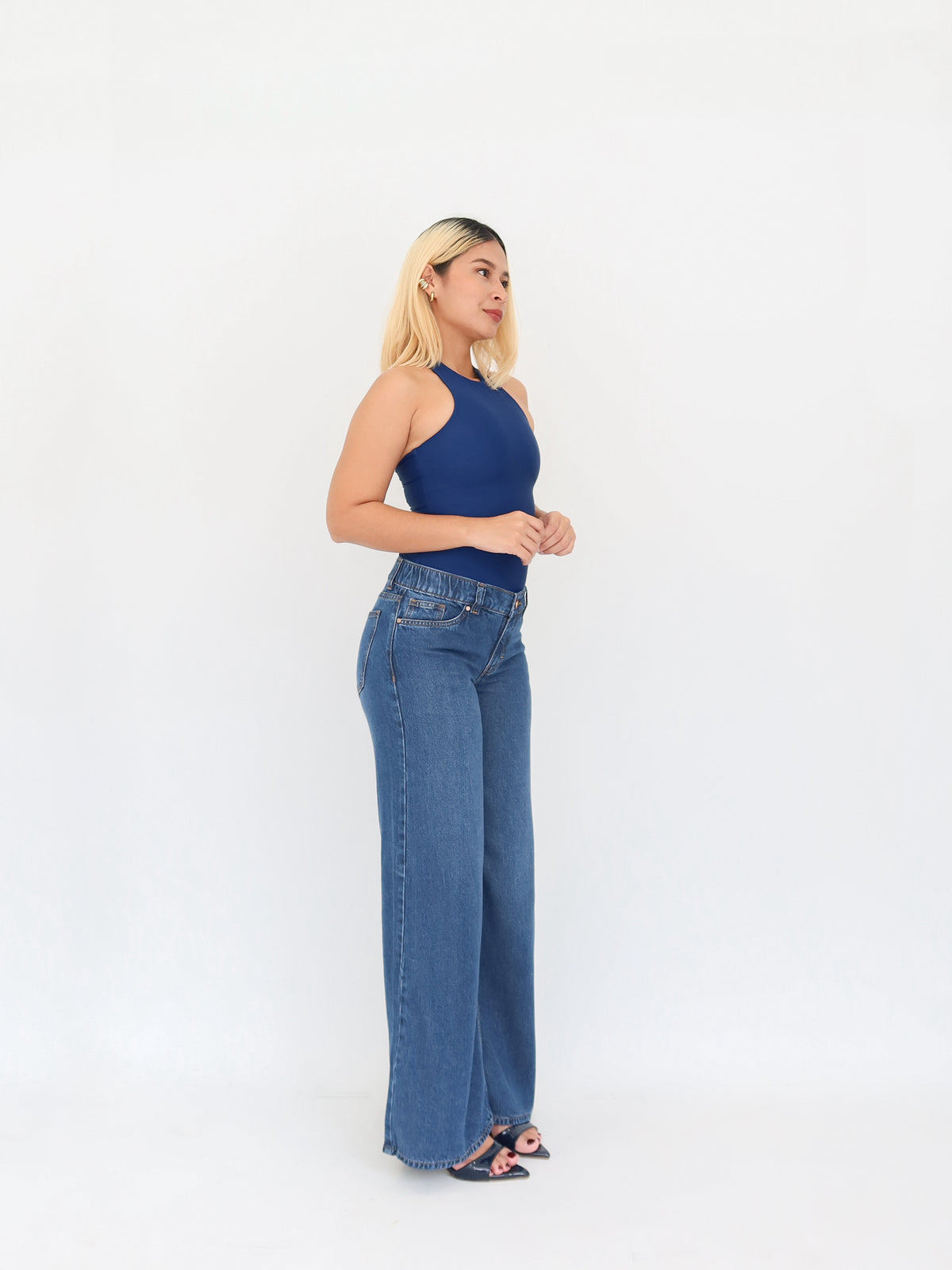 Wide leg jeans liviano regular tiro bajo y elástico azul
