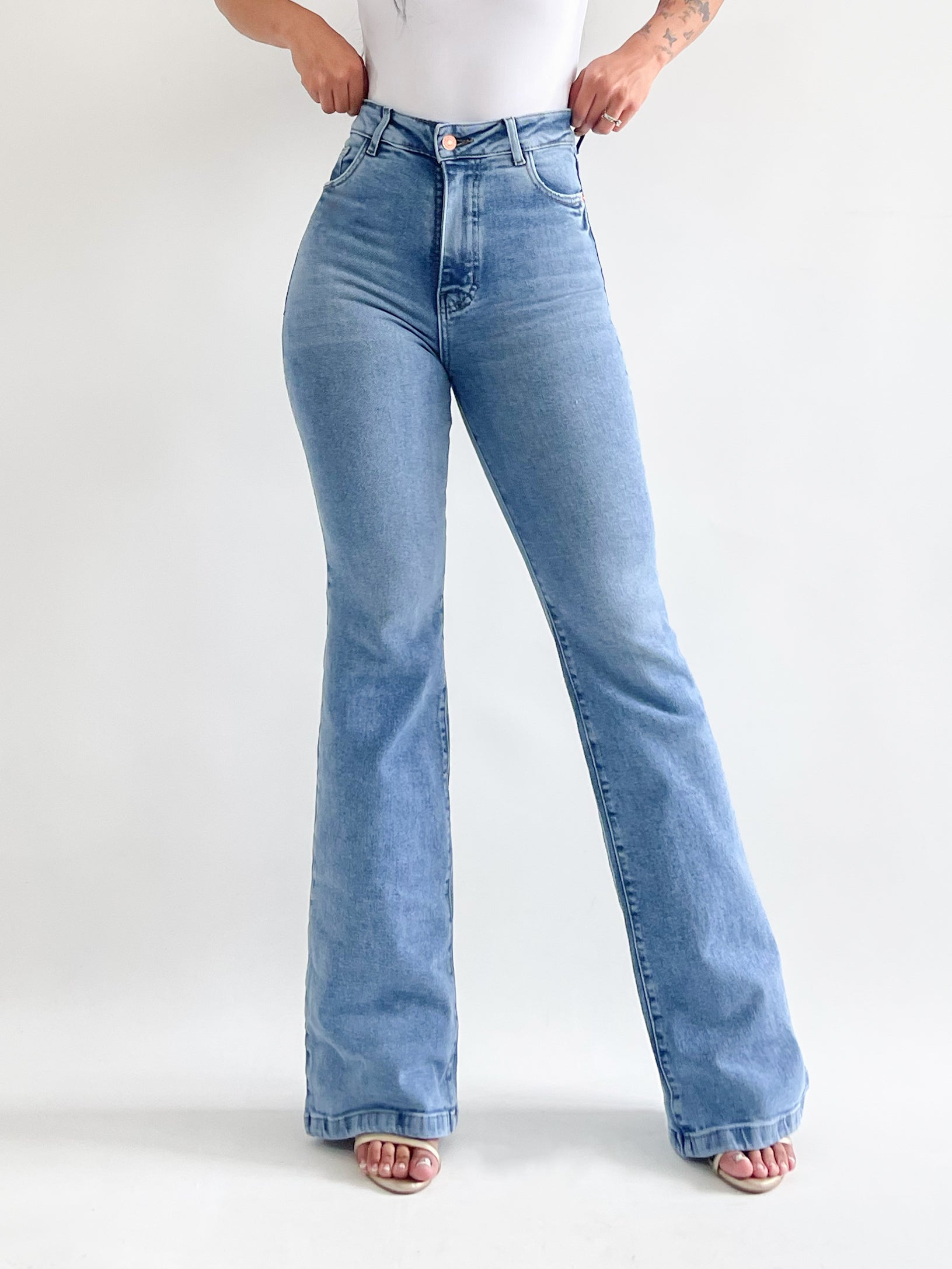 Bootcut jeans clásico long con flecha azul claro