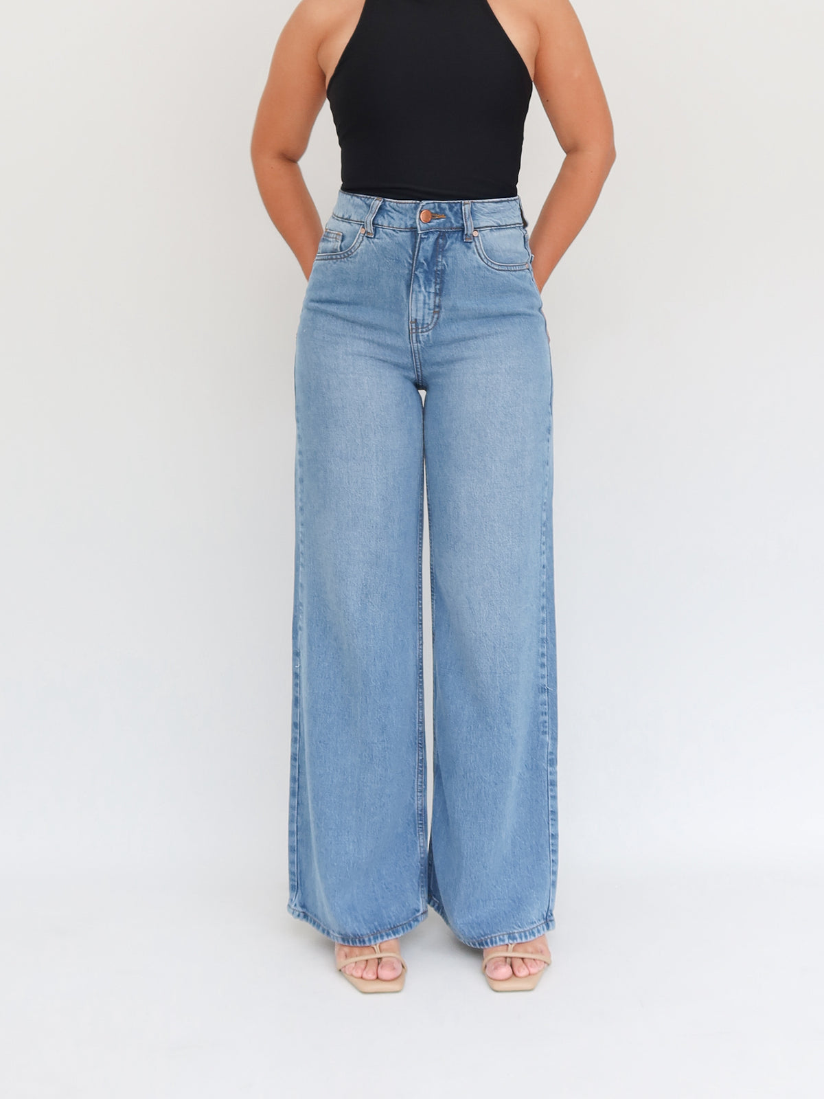 Wide leg regular jeans liviano azul medio