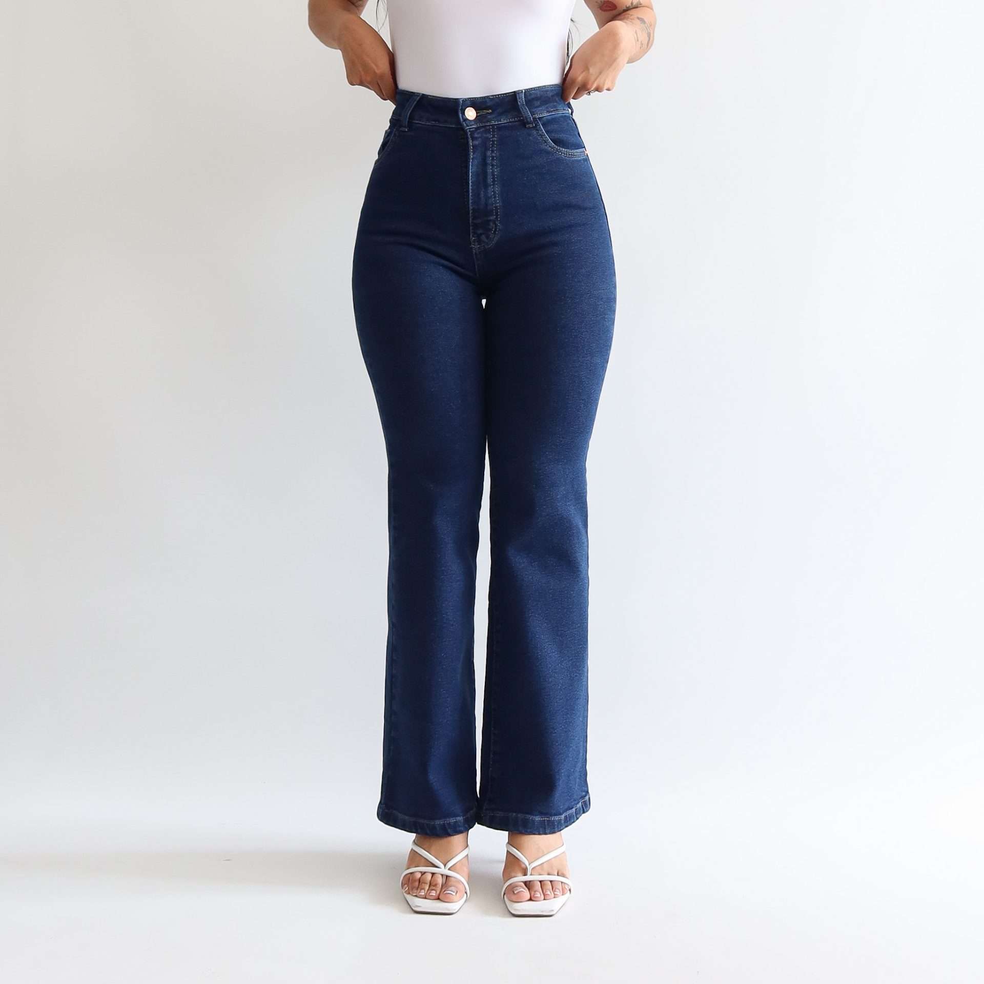 Mini bootcut jeans clasico azul oscuro.