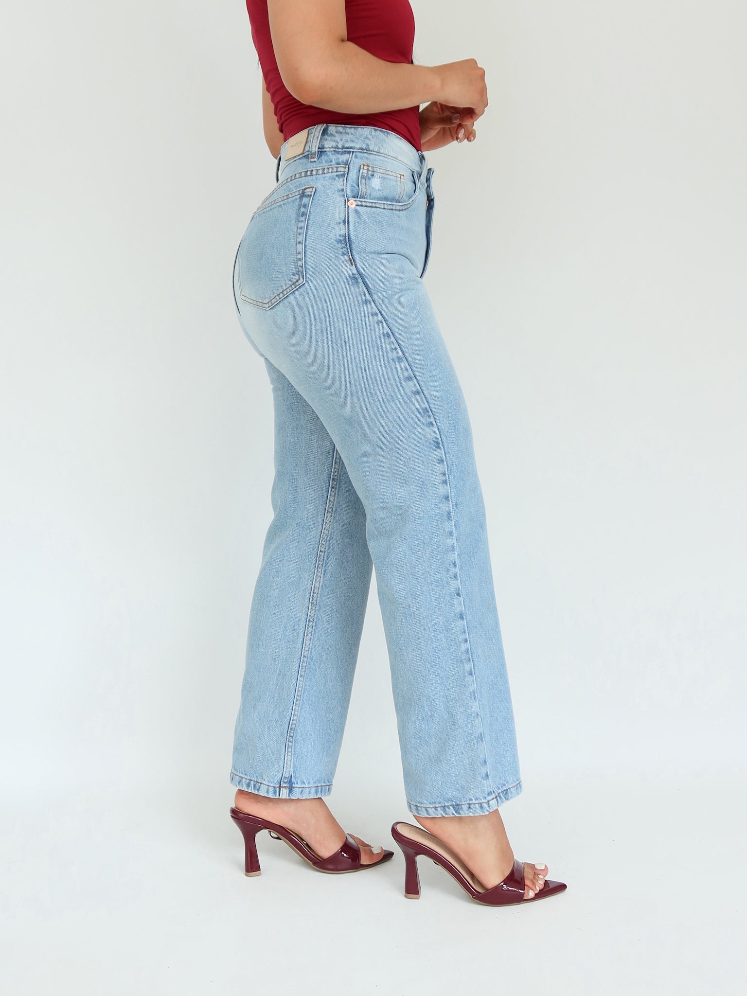 Mini mom straight jeans azul hielo