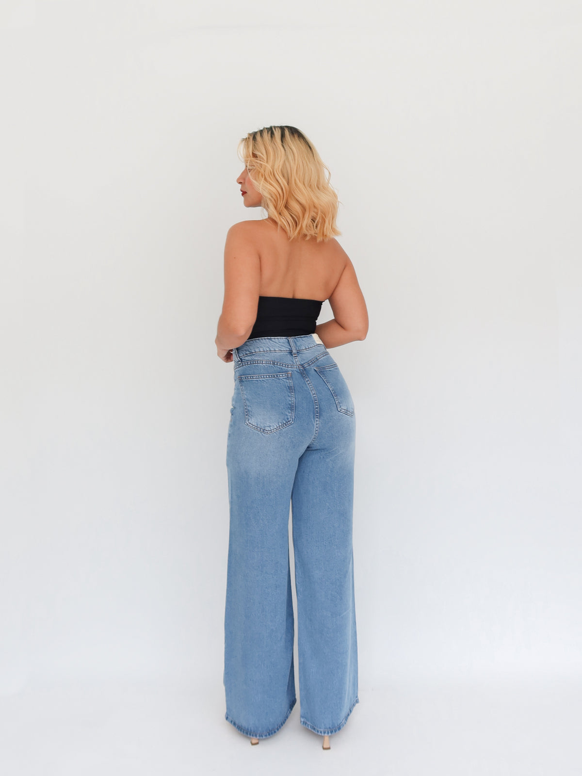 Wide leg regular jeans liviano azul medio