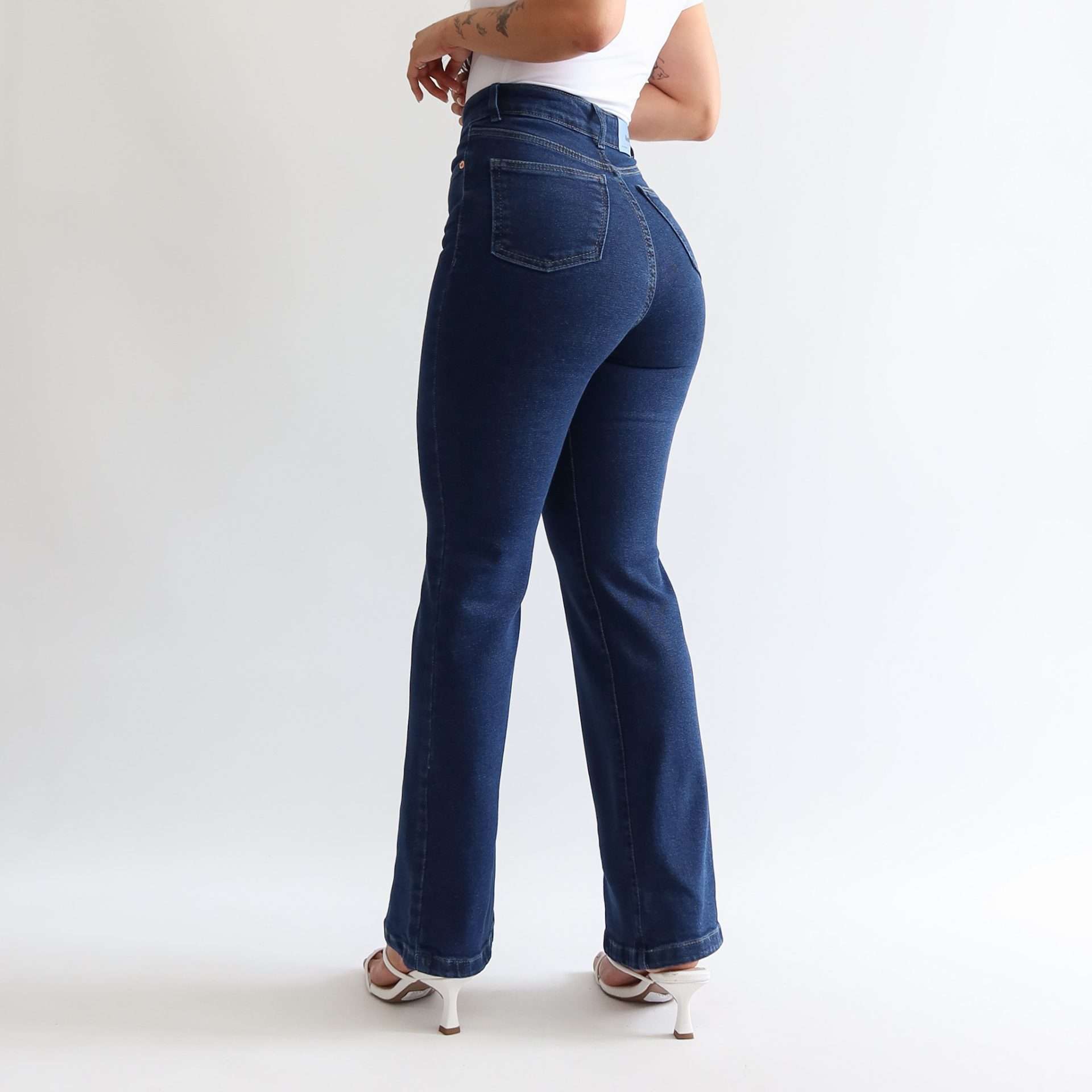 Mini bootcut jeans clasico azul oscuro.