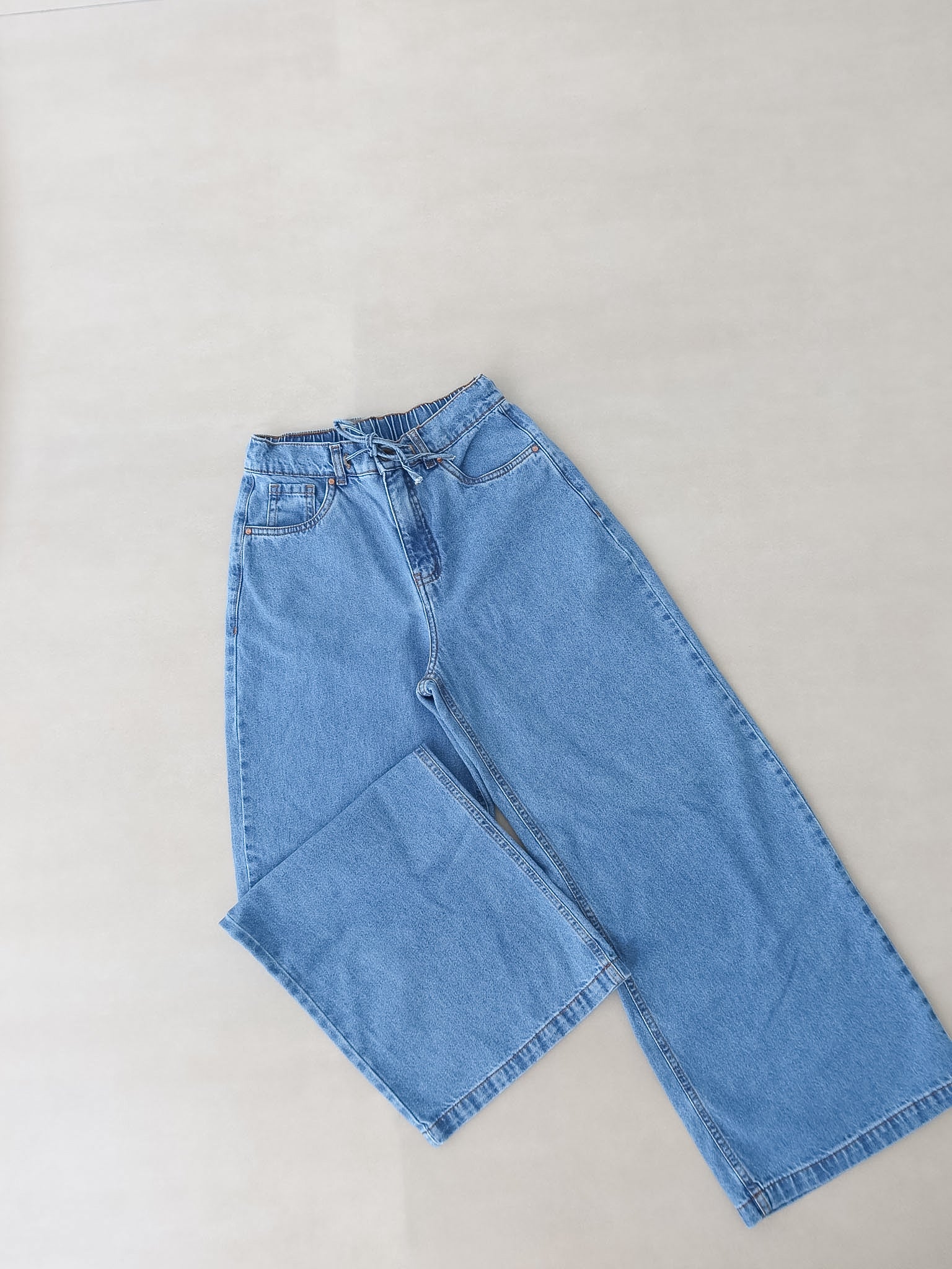 Mini wide leg jeans con cordón azul medio