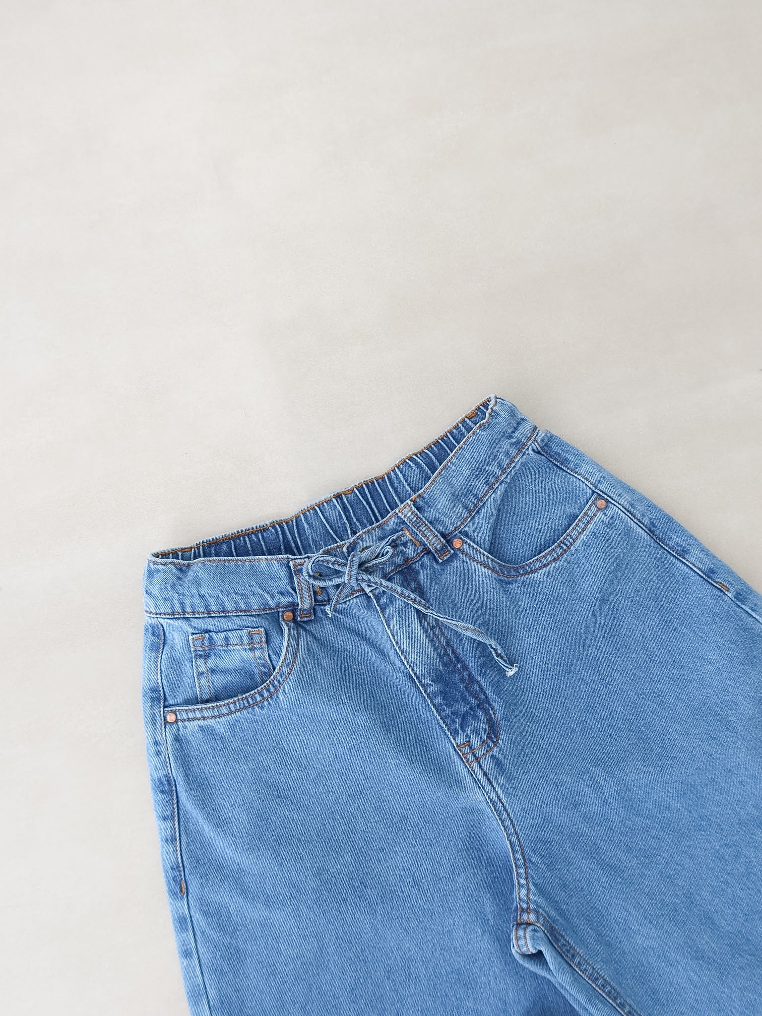 Mini wide leg jeans con cordón azul medio